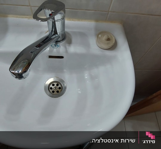 כיור עם ברז כרום וניקוז